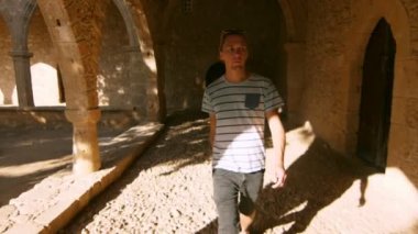 Erkek turist tarihi yerler yürüme. Eski mimari yapı tatil gezisi