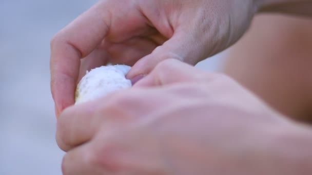 Mãos Descascando Frutas Cítricas Câmera Lenta Comida Saudável Mãos Femininas — Vídeo de Stock