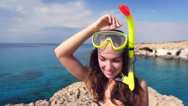 Leende kvinna i dykning mask på havet bakgrund. Sommaren dykning på Cypern beach — Stockvideo