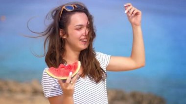 Karpuz yeme kadın yaz. Tatil yaşam tarzı. Yaz aylarında konsept
