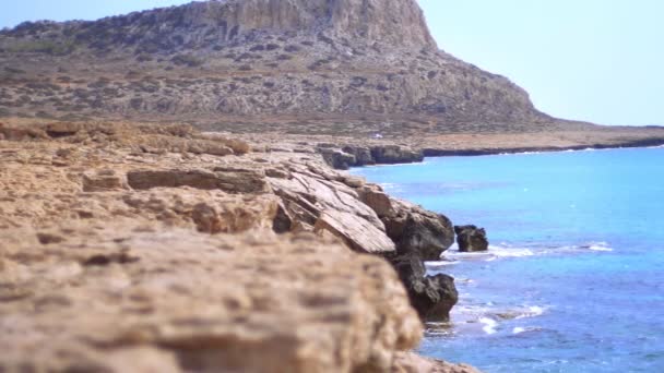 Hermosa línea de costa rocosa en tiempo soleado. Paisaje costero rocoso — Vídeo de stock