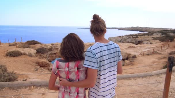 Liefde paar knuffelen op rotsachtige klip. Huwelijksreis paar op zomer reis in Cyprus — Stockvideo