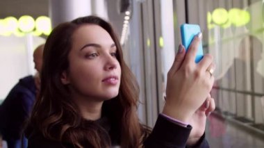 Güzel kız cep telefonu resim çekmek. Kadın tatil hareket eden fotoğraf
