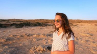 Güneş gözlüğü gülümseme mutlu kadın. Kadın yaşam tarzı. Kadın zevk akşam deniz