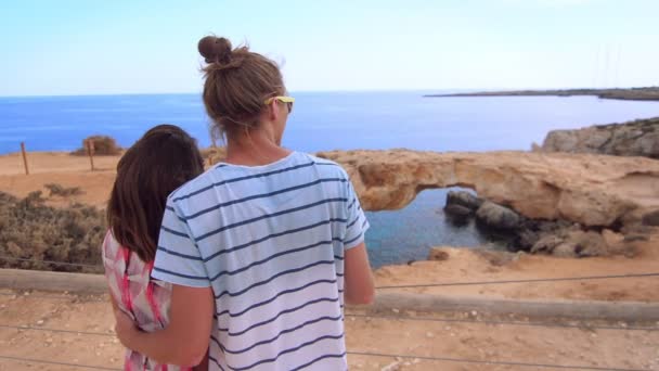 时髦的情侣抱着洛基悬崖 在海滩上寻找海景的时尚情侣 爱的情侣享受海洋全景 塞浦路斯的假期 爱的人享受休息时间 — 图库视频影像