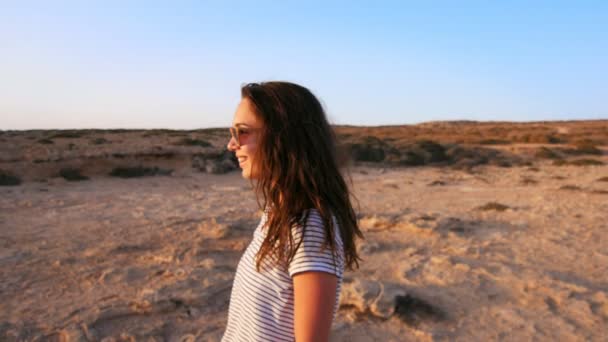 Leende flicka stående på sand stranden i slow motion. Flicka på semester — Stockvideo