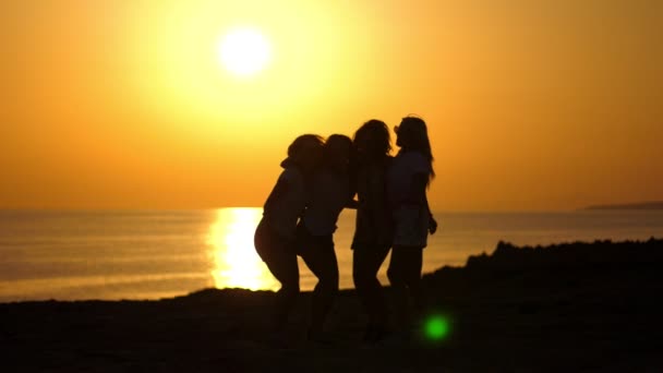 Tanec slunce siluety žen. Letní žena užívat beach party na večerní slunce — Stock video