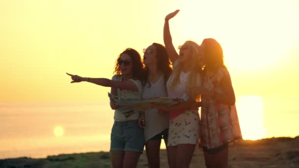 Sommerfrauen winken bei Sonnenuntergang. Fröhliche Frauen flirten am Strand — Stockvideo
