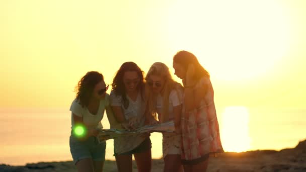 Tourist girls looking at guidebook. Female tourist looking map. Girls silhouette — Stock Video