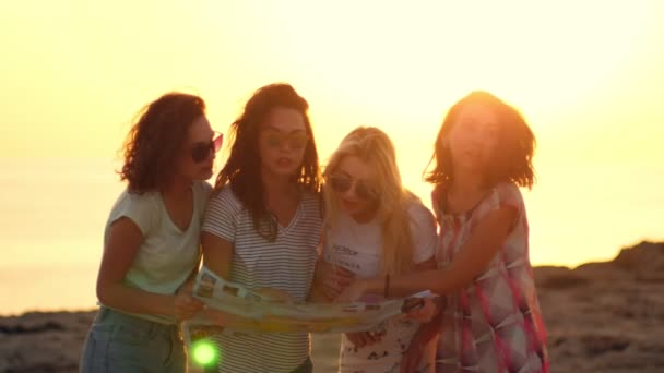Kvinnliga turistgrupp tittar ruttkarta. Planering semester resa på sommaren — Stockvideo