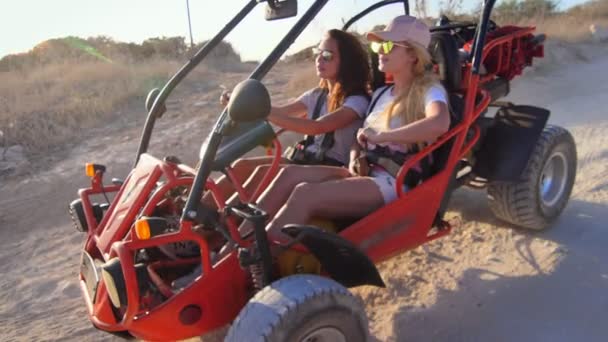 Una guidatrice su una buggy car. Goditi un viaggio estremo. Turisti che guidano dune buggy — Video Stock