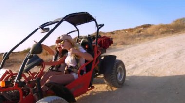 İki kız arkadaşım son derece ağır çekimde quadracycle sürüş tatil geçirmek