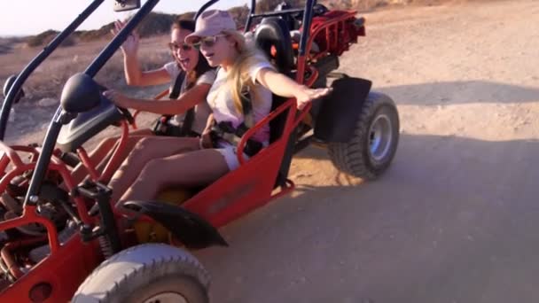 Les gens dans les dunes buggy course à travers le paysage désertique. Les filles apprécient voiture buggy — Video