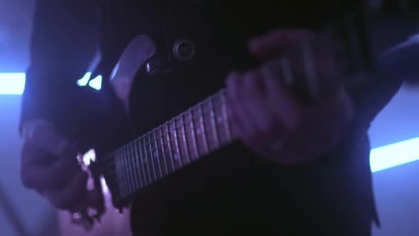 Músico Rock Tocar Guitarra Guitarrista Rock Tocando Palco Com Holofotes — Vídeo de Stock