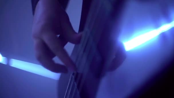 Lidské ruce hraje na elektrickou kytaru. Rock and roll hudební show