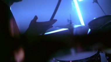 Davul ve ziller konser ya da stüdyo oynarken müzisyen