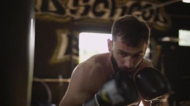 Kum torbası ile eğitim kas boksör. Ağır çekimde eğitim boksörü