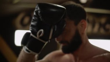 Yorgun boksör yüz Teri zor eğitim silerek. Spor salonunda yorgun sporcu