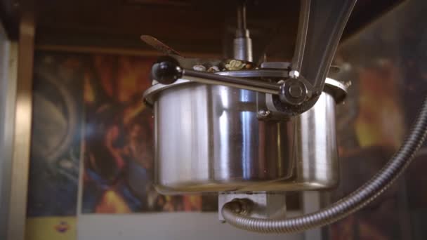 Popcorn aus Popcorn-Maschine gießen. Arbeiter kontrollieren Popcorn-Produktionsprozess — Stockvideo