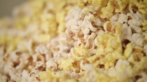 Popcorn gotowy płatków opadających w popcorn-maszynę. Płatki kukurydziane produkcji — Wideo stockowe