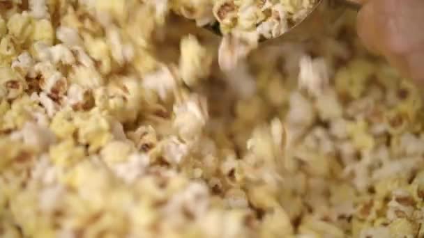 Pracovník, míchání popcorn v popcorn stroje s kopečkem. Příprava jídla pro film — Stock video