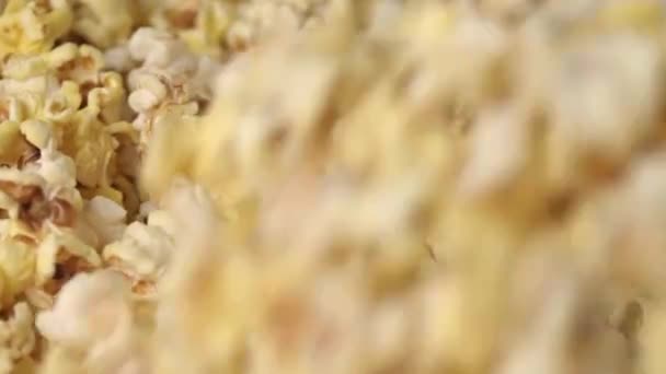 Verse warme popcorn popcorn machine mengen. Popcorn achtergrond — Stockvideo