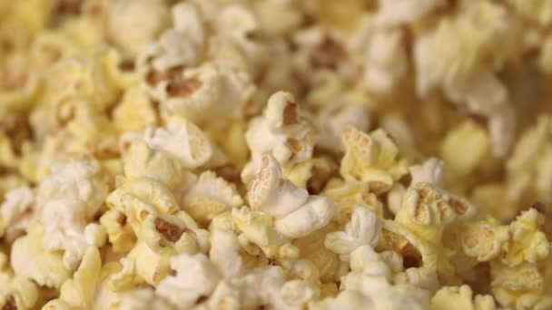 Mixing hot popcorn in heap. Close up of fresh popcorn flakes. Popping up popcorn — Stock Video
