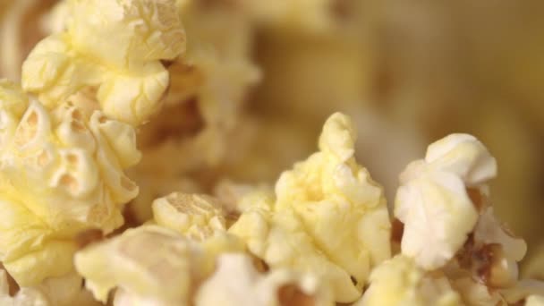 Cinema popcorn background. Ready popcorn flakes falling into heap in slow motion — Stock Video