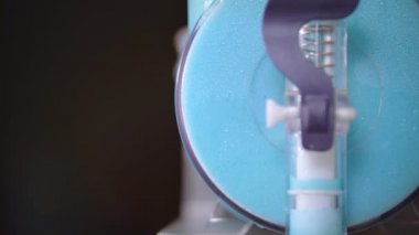Birimden kokteyl için cam içine dökme lezzetli hazır mavi köpük. Lezzetli köpük