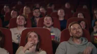 Sinema tiyatro film izlerken gençler. Sinema insanlar duygu