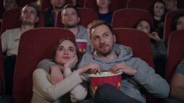 Çift izlerken film sinema tiyatro seviyorum. Film eğlence