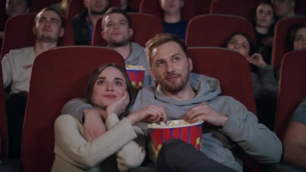 Закохана пара дивиться кіно в кінотеатрі. Кіно розваги — стокове відео