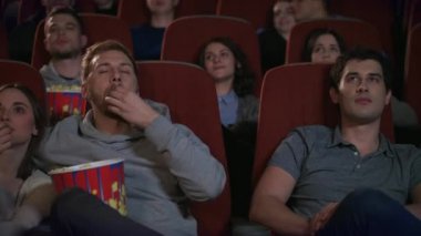 Sevgi dolu iki sinemada kucaklayan. Sinema arkadaş film keyfini çıkarın.