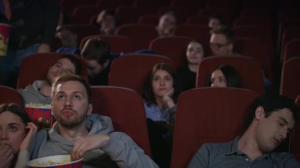 Público aburrido dejando el cine mientras sesión en cámara lenta. Película poco interesante — Vídeo de stock