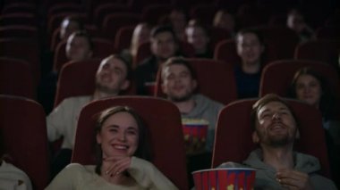 Gençler sinema tiyatro gülüyor. Genç insanlar komik komedi izlemek