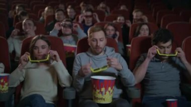 Sinemada 3D film gözlük takan insanlar. Film eğlence