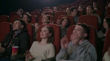 Komik seyirci tiyatroda alkışlıyoruz. İnsanlar tiyatro boyuyla alkışlar