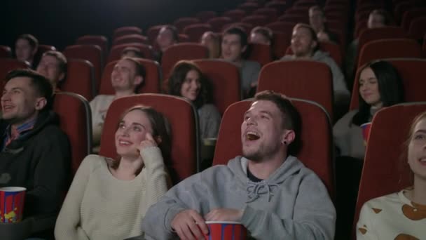 Jonge mensen lachen om komedie film in cinema theater. Mensen lachen in bioscoop — Stockvideo