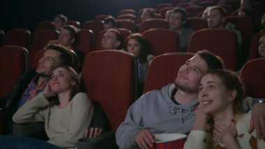 Aşk sinema film izlerken çiftler. Gençler patlamış mısır yemek