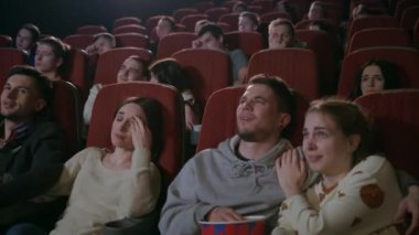 Sinema film izlerken gençler. Sinemada romantik tarih