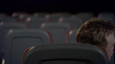 Seven çift arka koltuk ağır çekimde sinemada öpüşme.