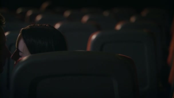 Cinema couple in love. Romantic date in movie theater. Kissing couple — Stock Video