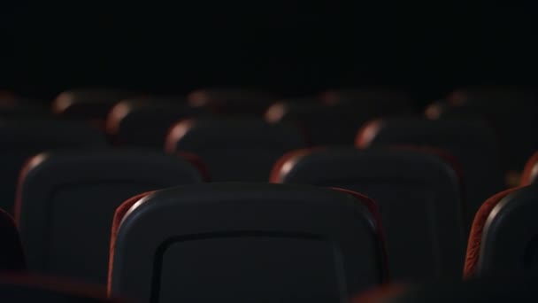 Asientos cómodos vacíos en el cine. Sala de teatro con sillones vacíos — Vídeo de stock