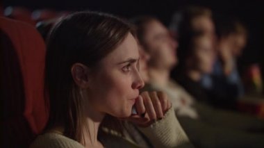 Kıza sinemada heyecan verici film izlerken konsantre. Sinema kavramı keyfini çıkarın