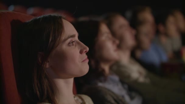 Mooi meisje Zoek theatervoorstelling. Vrouw applaudisseren in theater — Stockvideo