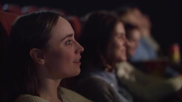 Ragazza Sorridente Che Guarda Spettacoli Teatrali Ride Gli Spettatori Divertono — Video Stock