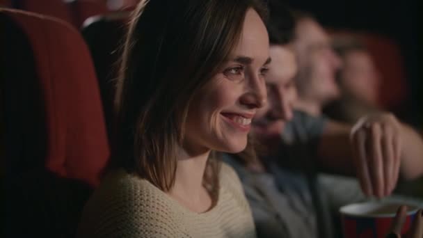 Mulher sorridente a ver filmes. Casal romântico assistir filme de comédia — Vídeo de Stock