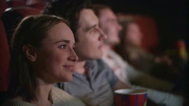 İnsanlar filmi izlerken oditoryum. Neşeli gençler sinema