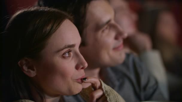 Pareja joven disfrutando del cine abrazando. Amor pareja viendo película — Vídeo de stock