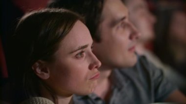 Kadın erkek arkadaşıyla melodram izliyor. Genç çift film seyretme